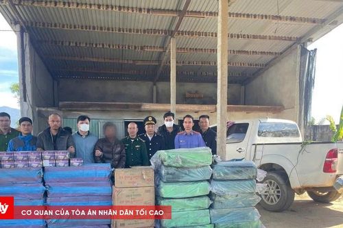 Xe bán tải chở hơn 2 tấn pháo lậu qua biên giới