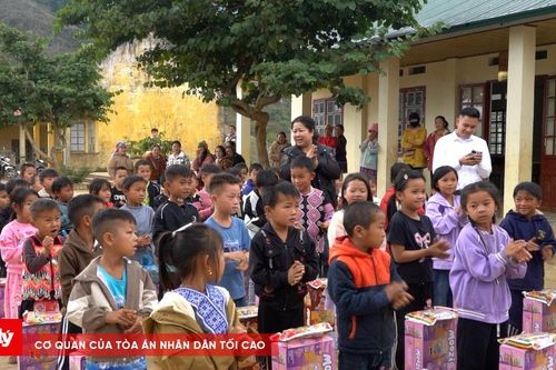 Ấm áp yêu thương nơi sân trường vùng cao Lóng Sập