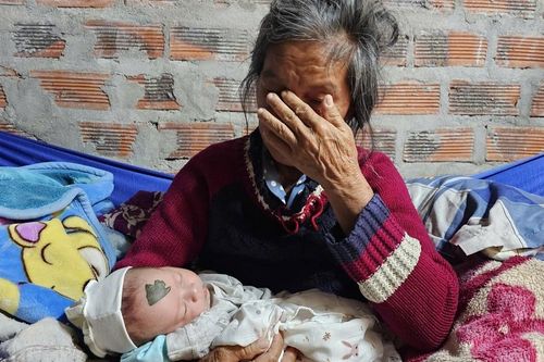 Người mẹ trẻ ra đi sau ca mổ sinh con, để lại 3 con thơ mồ côi, khát sữa