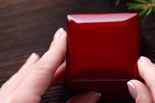Bạn thân của vợ mừng đám cưới 1 chỉ vàng, chồng đại gia có hành động ngỡ ngàng