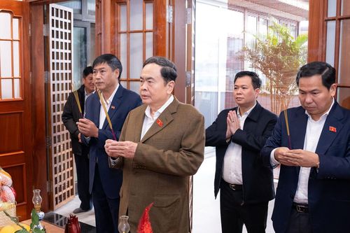 Chủ tịch Quốc hội dâng hương tưởng nhớ cố Tổng Bí thư Nguyễn Phú Trọng