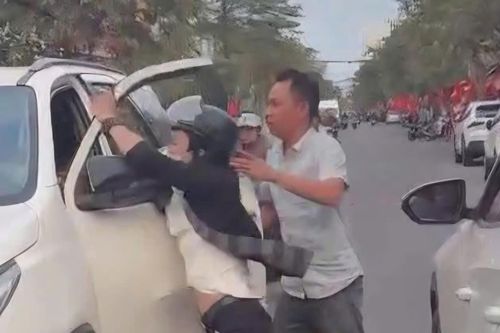 Danh tính thanh niên chặn đầu ô tô, đánh tài xế gây ùn tắc giao thông