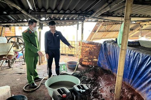 Phát hiện, xử lý 2 xưởng phân kim xả hơn 6,7 tấn chất thải nguy hại ven sông Đuống