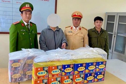 Phát hiện 92kg pháo bị vứt ven đường khi kiểm tra xe nghi chở pháo trên QL18C