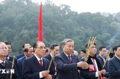 Tổng Bí thư dâng hương tưởng niệm Chủ tịch Hồ Chí Minh tại Cao Bằng