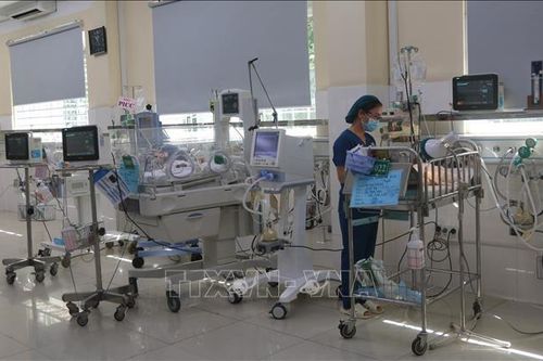 Bé trai mắc uốn ván sơ sinh, nguy kịch do cắt rốn bằng kéo không vô trùng tại nhà