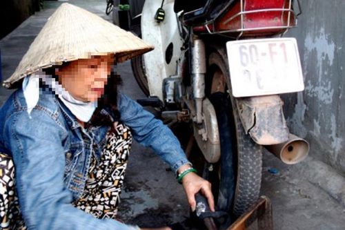 Trúng số độc đắc, người phụ nữ vá xe rơi vào bi kịch đầy nước mắt