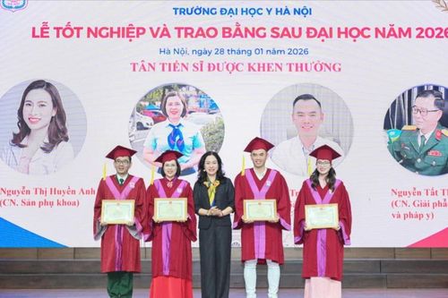 Đại học Y Hà Nội trao bằng cho 36 tiến sĩ
