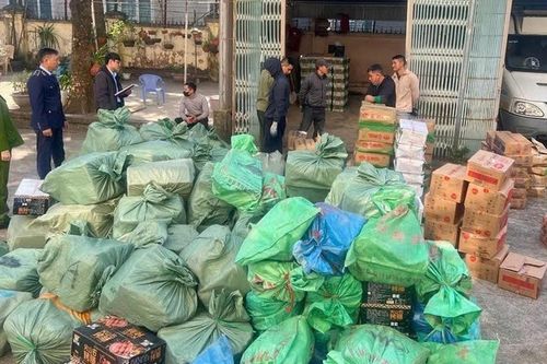 Quảng Ninh: Phát hiện kho chứa gần 4 tấn thực phẩm không rõ nguồn gốc