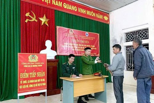 Những người giữ bình yên bản làng vùng biên từ sớm, từ xa