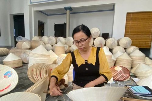 Nhịp sống làng nghề nón lá