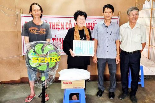 Bàn giao 2 căn nhà Tình thương cho hộ nghèo, cận nghèo xã Tri Tôn
