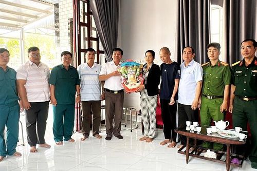 Xã Vĩnh Gia thăm hỏi, động viên gia đình có thanh niên trúng tuyển nghĩa vụ quân sự và Công an nhân dân
