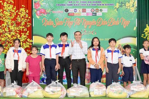 Xuân sum họp, ấm áp nghĩa tình tại Trung tâm Bảo trợ xã hội Kiên Giang
