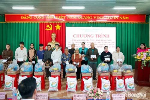 Khối Thi đua số 2 tỉnh Đồng Nai tặng quà cho các hộ dân tại Đak Nhau