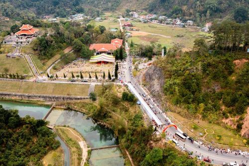 Người về mang đến mùa xuân cho dân tộc