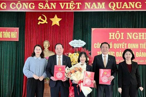 Đảng bộ phường Thống Nhất tiếp nhận Chi bộ Ngân hàng TMCP Ngoại thương Việt Nam-Chi nhánh Bắc Gia Lai