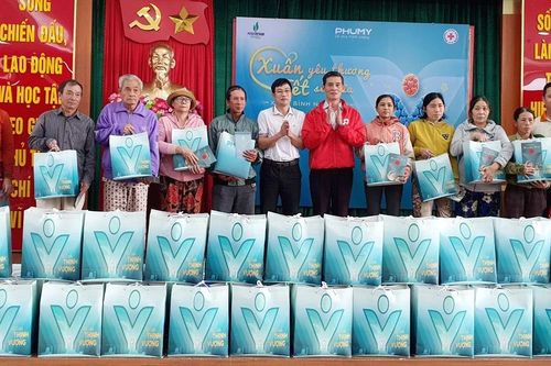 Tặng 550 suất quà Tết cho hộ nghèo, khó khăn tại tỉnh Gia Lai