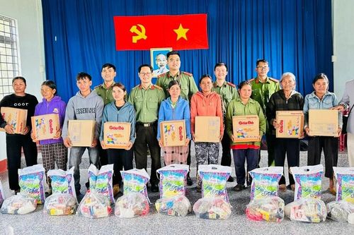 Gia Lai: Tặng 330 suất quà Tết cho người mù, người khuyết tật và hộ nghèo