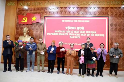 Tặng quà người cao tuổi có hoàn cảnh khó khăn
