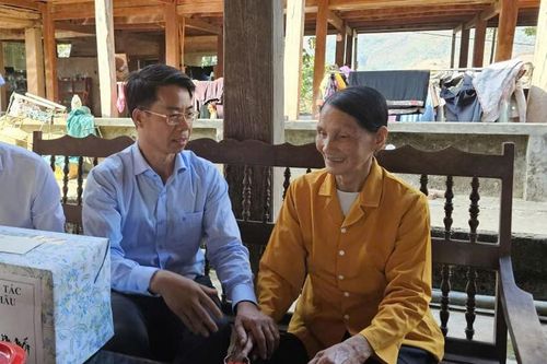 Phó trưởng đoàn chuyên trách Đoàn Đại biểu Quốc hội tỉnh Hoàng Quốc Khánh tặng quà tết tại xã Nậm Mạ