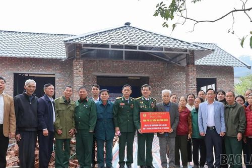 Trao tặng kinh phí xây nhà tình nghĩa tại xã Thác Bà