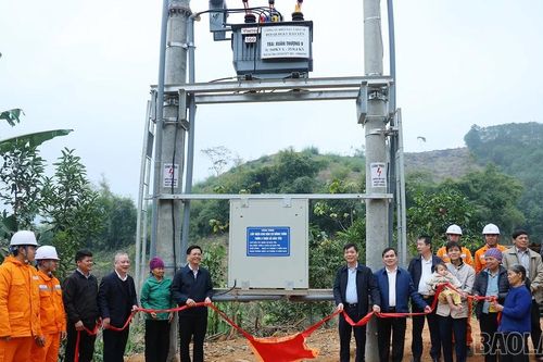 Đóng điện lưới quốc gia cho khu dân cư cuối cùng của xã Bảo Yên
