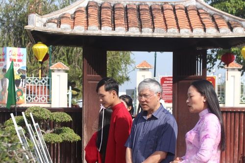 Sắc xuân bên mái Trường Dục Thanh
