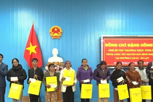 Đồng chí Đặng Hồng Sỹ, Phó Bí thư Thường trực Tỉnh ủy Lâm Đồng thăm, chúc Tết tại phường Cam Ly - Đà Lạt