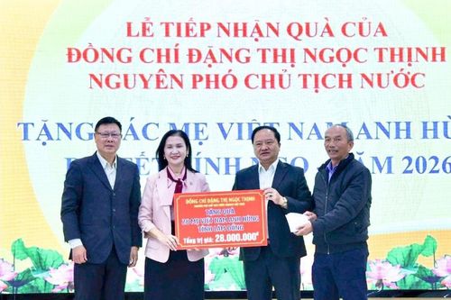 Nguyên Phó Chủ tịch nước Đặng Thị Ngọc Thịnh tặng quà các Mẹ Việt Nam anh hùng tỉnh Lâm Đồng