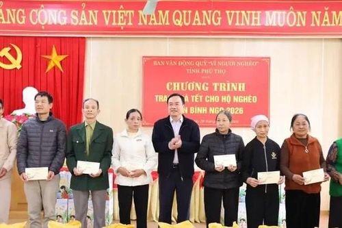 Phó Chủ tịch UBND tỉnh Quách Tất Liêm trao quà Tết tặng các hộ nghèo xã Hội Thịnh