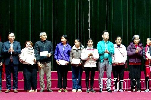 Trao 100 suất quà Tết cho người yếu thế tại xã Đà Bắc