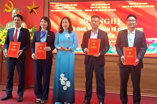 Chuyển giao, tiếp nhận tổ chức đảng và đảng viên