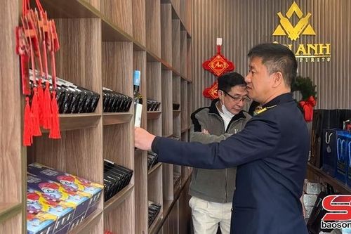 Kiểm tra công tác chống buôn lậu, hàng giả tại xã Phù Yên
