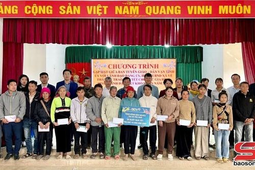 Ban Tuyên giáo - Dân vận Tỉnh ủy Sơn La thăm, tặng quà Tết tại xã Pắc Ngà