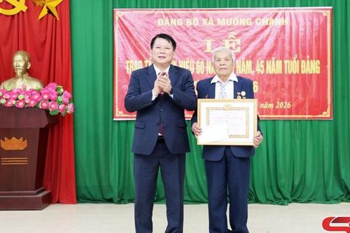 Đồng chí Phó Bí thư Thường trực Tỉnh ủy trao Huy hiệu Đảng và thăm gia đình chính sách, hộ nghèo