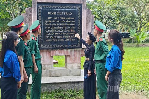 Người về đem tới mùa xuân