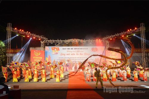 Chương trình nghệ thuật 'Sáng mãi niềm tin theo Đảng' tại xã Yên Sơn