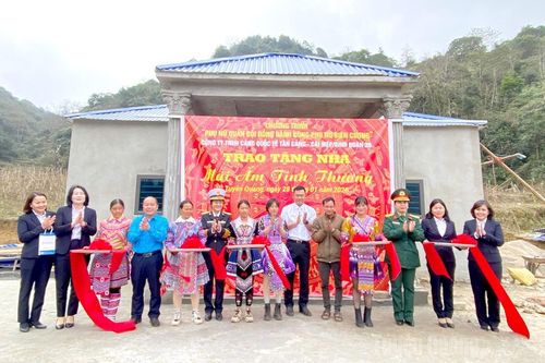 Khánh thành, bàn giao 10 ngôi nhà 'Mái ấm tình thương' cho phụ nữ nghèo xã Xín Mần