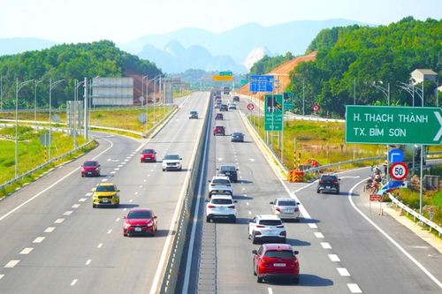 Lái xe về quê ăn Tết: 5 cách tiết kiệm xăng và an toàn