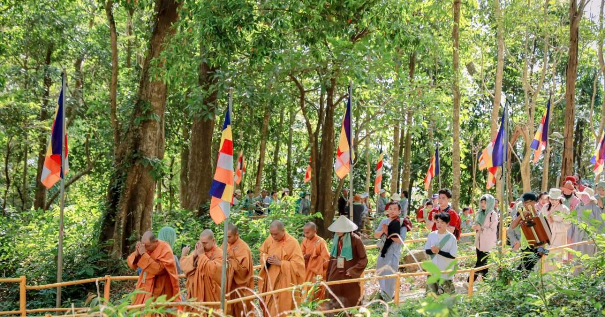 Lâm Đồng: Gần 1.300 Tăng Ni, Phật tử tham gia lễ tam bộ nhất bái kỷ niệm ngày Đức Phật thành đạo
