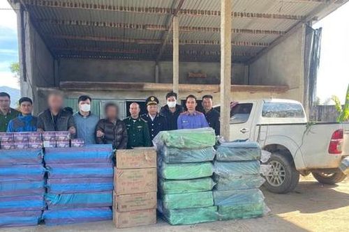 Bắt giữ đối tượng dùng xe bán tải chở hơn 2 tấn pháo lậu từ biên giới vào nội địa