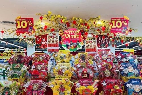 'Cuộc đua' quà Tết bình dân khuấy động thị trường 2026