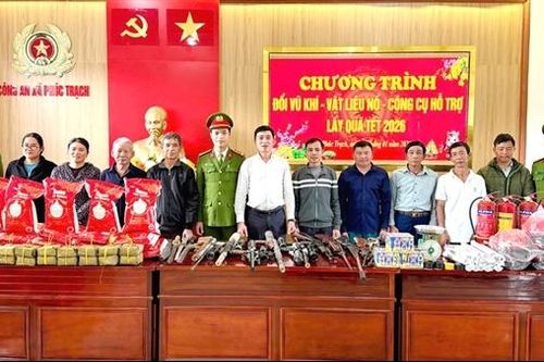 Mang súng đến trụ sở Công an xã đổi... bánh chưng