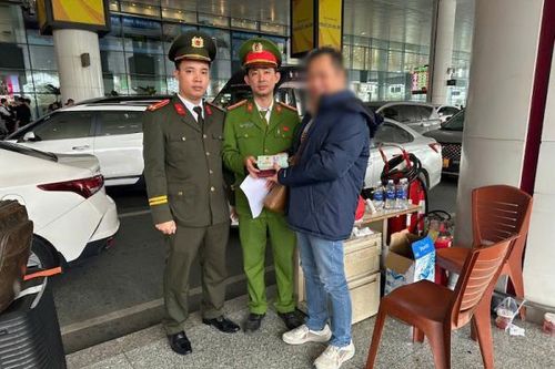 Đồn Công an sân bay quốc tế Nội Bài bàn giao 200 triệu đồng cho người bị thất lạc
