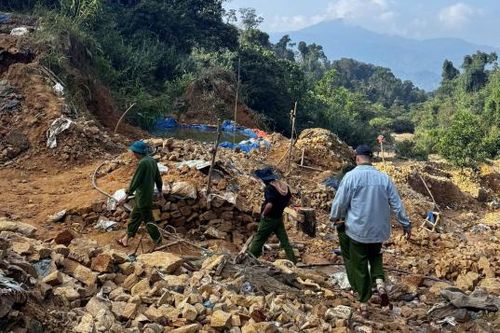 Công an xã miền núi nỗ lực ngăn chặn 'vàng tặc' dịp cuối năm