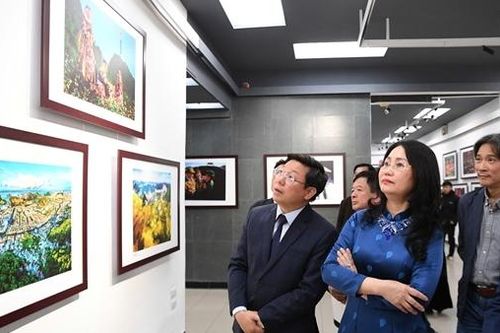 Triển lãm ảnh 'Mừng Đảng, Mừng Xuân và Chào mừng thành công Đại hội lần thứ XIV của Đảng'