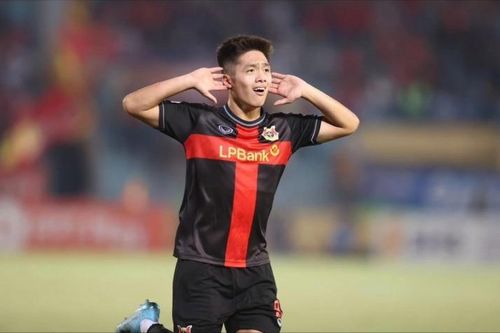 Quốc Việt giành giải bàn thắng đẹp nhất tháng 11 V.League