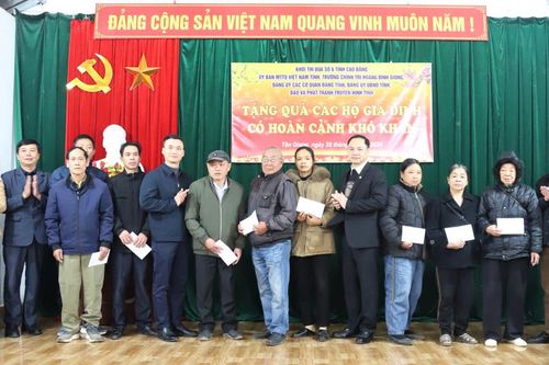 Khối thi đua số 6 thăm, tặng quà các hộ có hoàn cảnh khó khăn tại phường Tân Giang