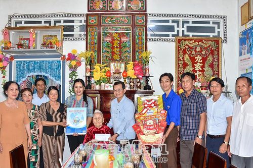 Báo và phát thanh, truyền hình Cà Mau thăm, chúc Tết Mẹ VNAH và Anh hùng LLVTND nhận phụng dưỡng